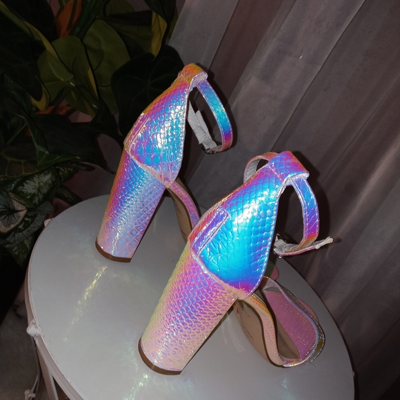 Women's Hologram Look Shoes - Picture 2 of 3
